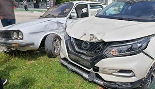 İki otomobilin &ccedil;arpıştığı kaza anı kamerada