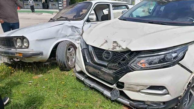 İki otomobilin çarpıştığı kaza anı kamerada