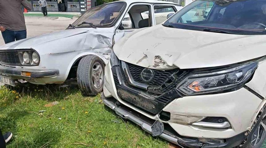 İki otomobilin &ccedil;arpıştığı kaza anı kamerada