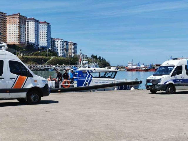 Araklı&rsquo;da kayıp gen&ccedil; i&ccedil;in denizde arama &ccedil;alışmaları yoğunlaştırıldı 1