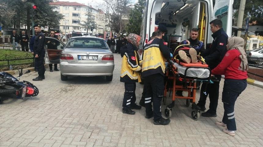 Isparta&rsquo;da otomobil ile motosiklet &ccedil;arpıştı: 2 yaralı