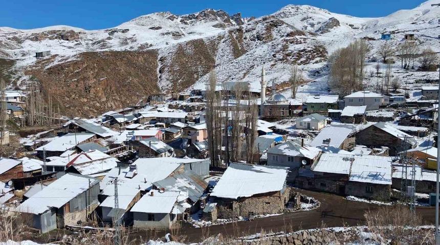 D&uuml;mb&uuml;ll&uuml; Deresi&rsquo;nde Nisan karı s&uuml;rprizi