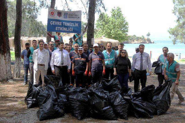 Hükümlüler koylarda çevre temizliği yaptı