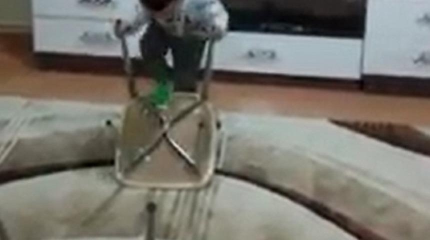 &Ccedil;ocuğu i&ccedil;in evde sandalyeden Survivor parkuru kurdu