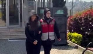 K&ouml;peği camdan sarkıttı, o anları kayda aldı