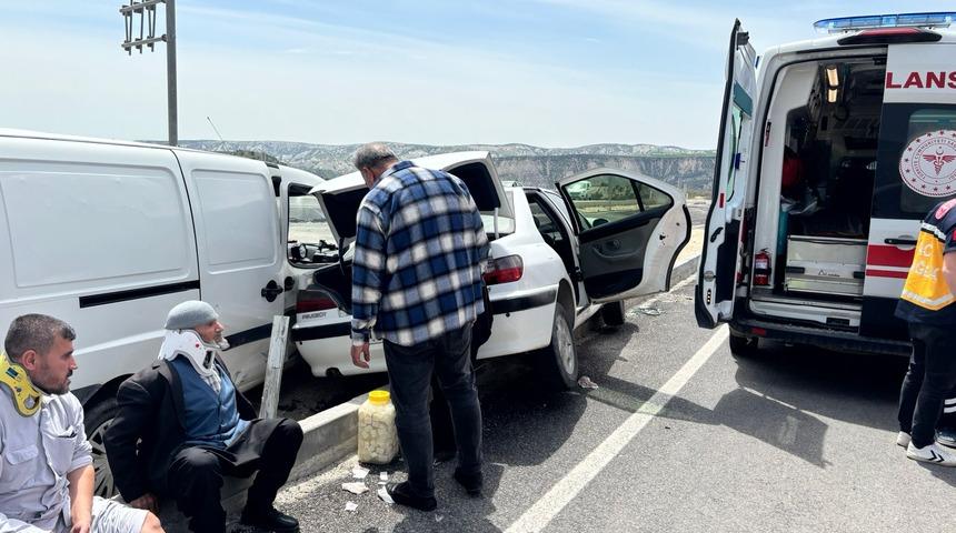 Adıyaman'da 2 otomobil &ccedil;arpıştı; 6 yaralı