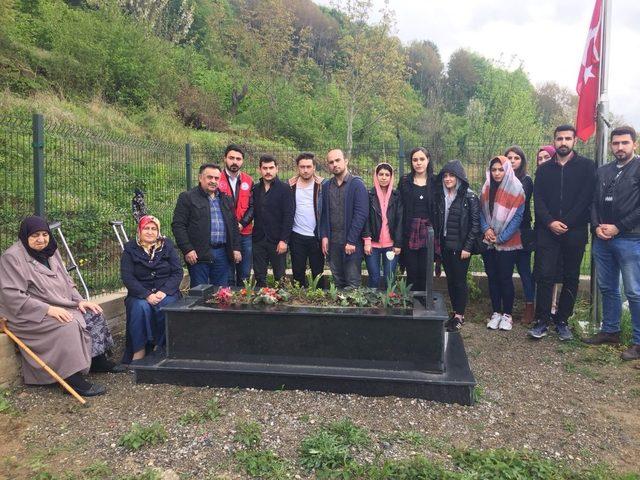 BE&Uuml; &ouml;ğrencilerinden şehit ailesine ziyaret 1