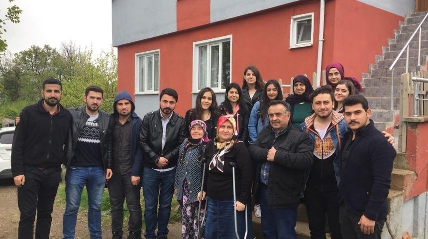 BE&Uuml; &ouml;ğrencilerinden şehit ailesine ziyaret