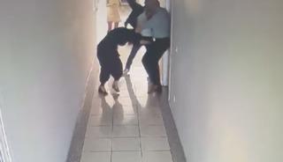 İş adamı kardeşlerin kavgasında &ccedil;alışan ayağından vuruldu, o anlar kamerada