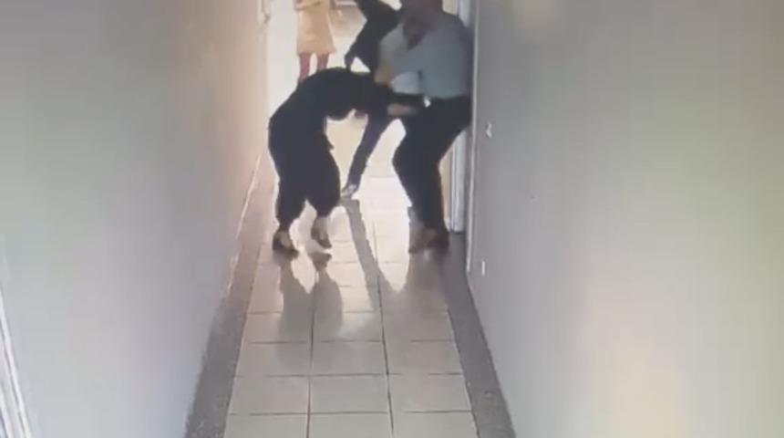 İş adamı kardeşlerin kavgasında &ccedil;alışan ayağından vuruldu, o anlar kamerada