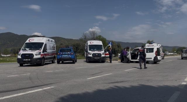 İzmir&rsquo;de otomobil ile hafif ticari ara&ccedil; &ccedil;arpıştı: 4&rsquo;&uuml; &ccedil;ocuk 7 yaralı 1