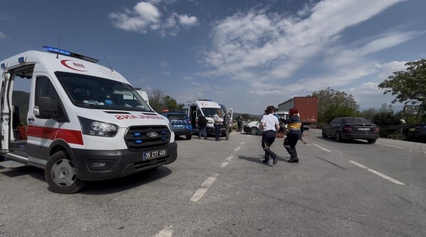 İzmir&rsquo;de otomobil ile hafif ticari ara&ccedil; &ccedil;arpıştı: 4&rsquo;&uuml; &ccedil;ocuk 7 yaralı