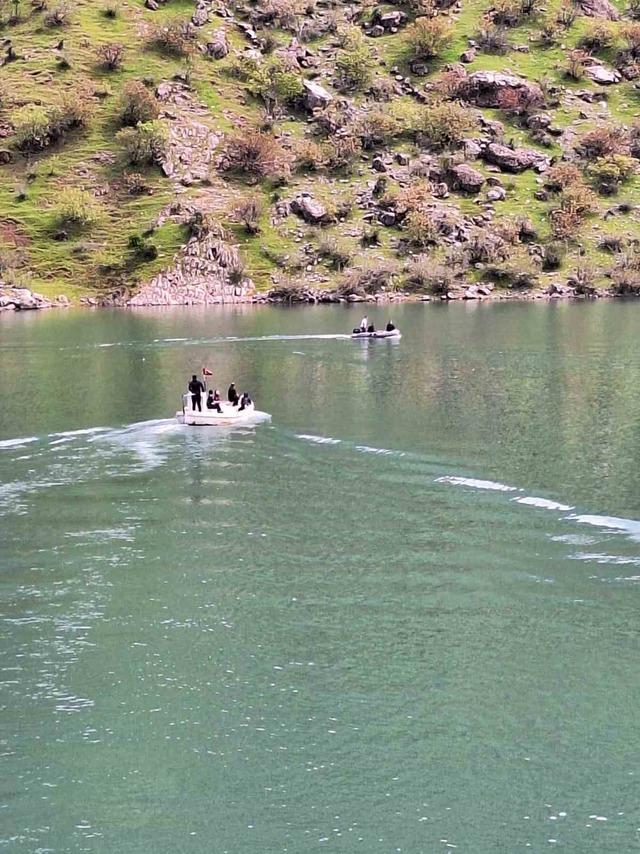 Unuttuğu eşyasını almak i&ccedil;in d&ouml;nd&uuml;, botla a&ccedil;ıldığı Fırat Nehri&rsquo;nde kayboldu 3