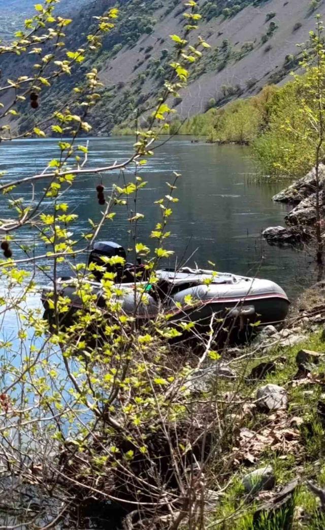 Unuttuğu eşyasını almak i&ccedil;in d&ouml;nd&uuml;, botla a&ccedil;ıldığı Fırat Nehri&rsquo;nde kayboldu 2