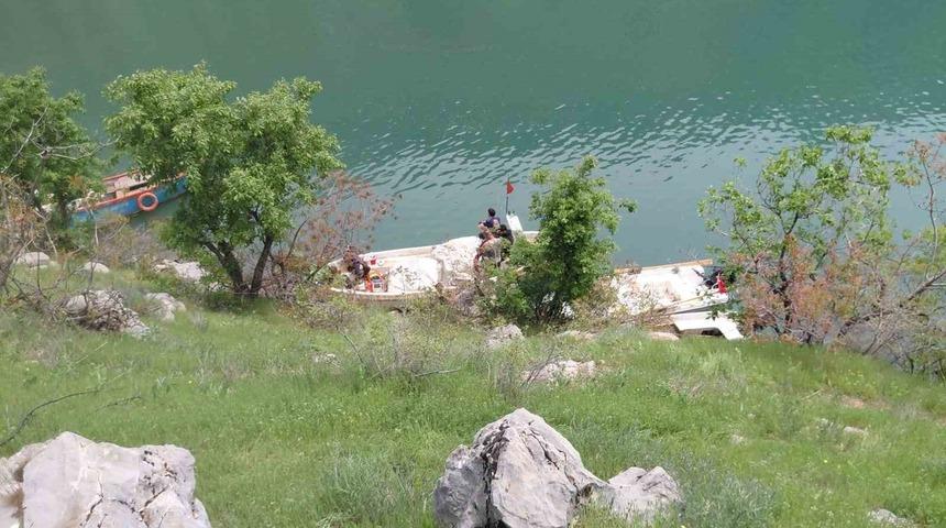 Unuttuğu eşyasını almak i&ccedil;in d&ouml;nd&uuml;, botla a&ccedil;ıldığı Fırat Nehri&rsquo;nde kayboldu