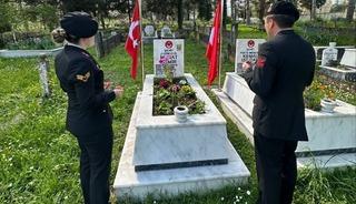 Jandarma şehit Demir&rsquo;i kabri başında andı