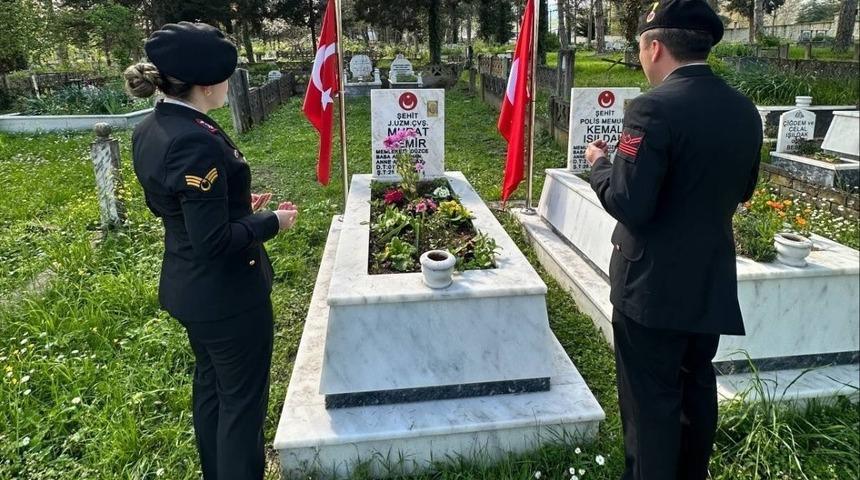 Jandarma şehit Demir&rsquo;i kabri başında andı