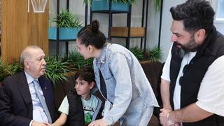 Cumhurbaşkanı Erdoğan, Beyoğlu'nda kafede vatandaşlarla sohbet etti
