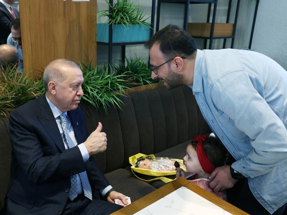 Cumhurbaşkanı Erdoğan, Beyoğlu nda kafede vatandaşlarla sohbet etti 3