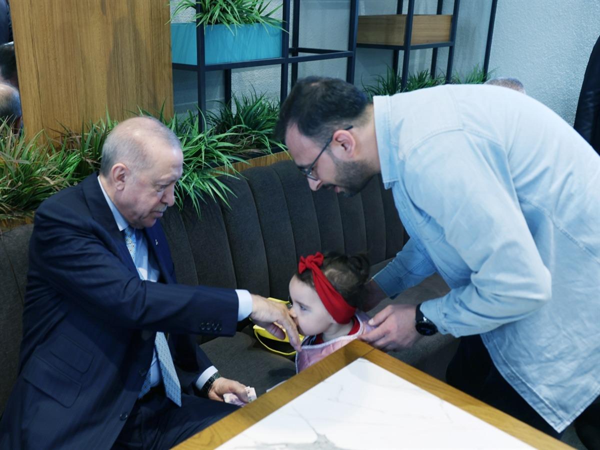 Cumhurbaşkanı Erdoğan, Beyoğlu nda kafede vatandaşlarla sohbet etti 2