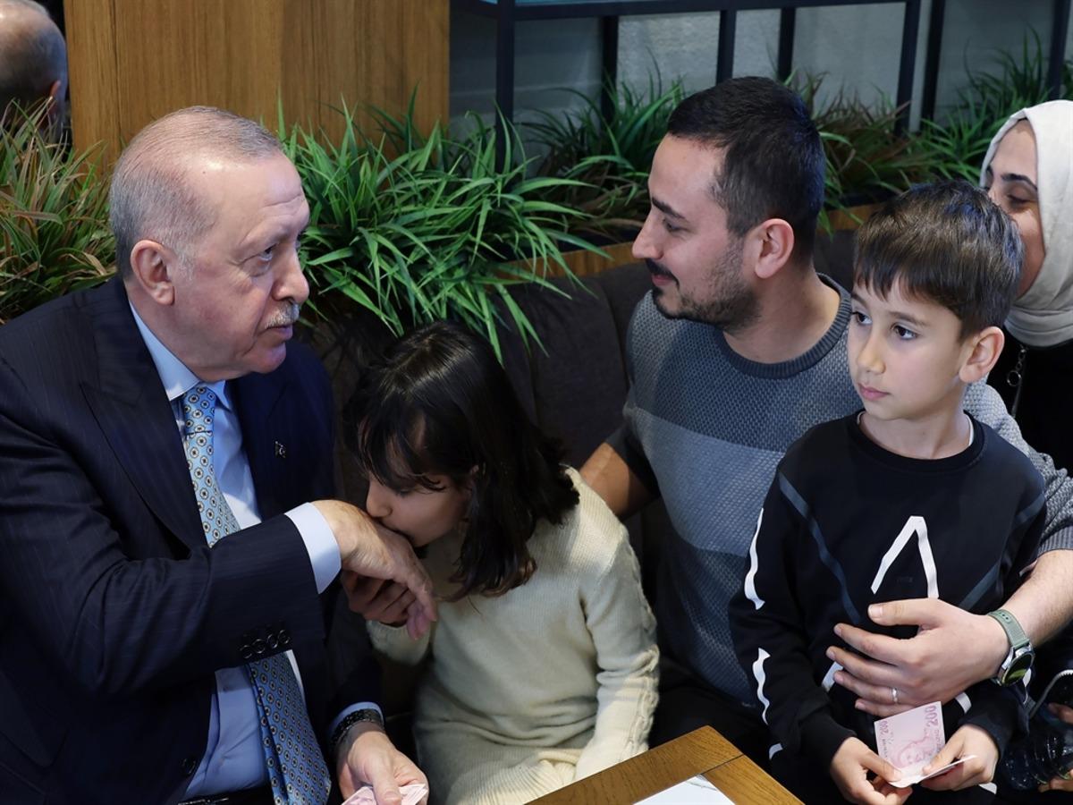 Cumhurbaşkanı Erdoğan, Beyoğlu nda kafede vatandaşlarla sohbet etti 5