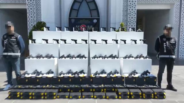 Yer: Kocaeli! Durdurulan minibüste 60 tabanca ile mühimmat ele geçirildi