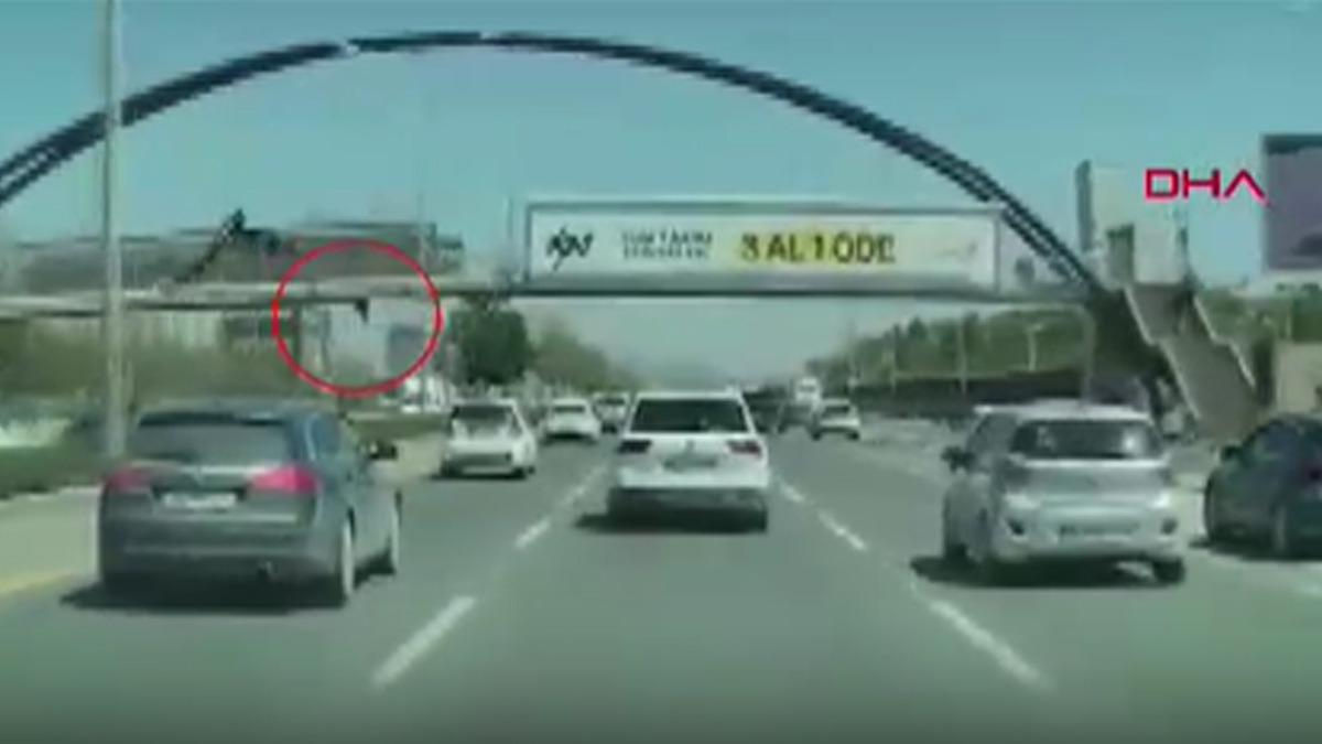 Ankara da feci kaza: Afiş asarken &uuml;st ge&ccedil;itten d&uuml;ş&uuml;p, otomobilin altında kalarak &ouml;ld&uuml; 2