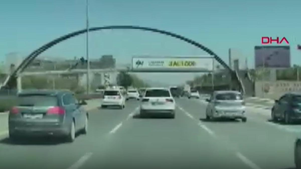 Ankara da feci kaza: Afiş asarken &uuml;st ge&ccedil;itten d&uuml;ş&uuml;p, otomobilin altında kalarak &ouml;ld&uuml; 1