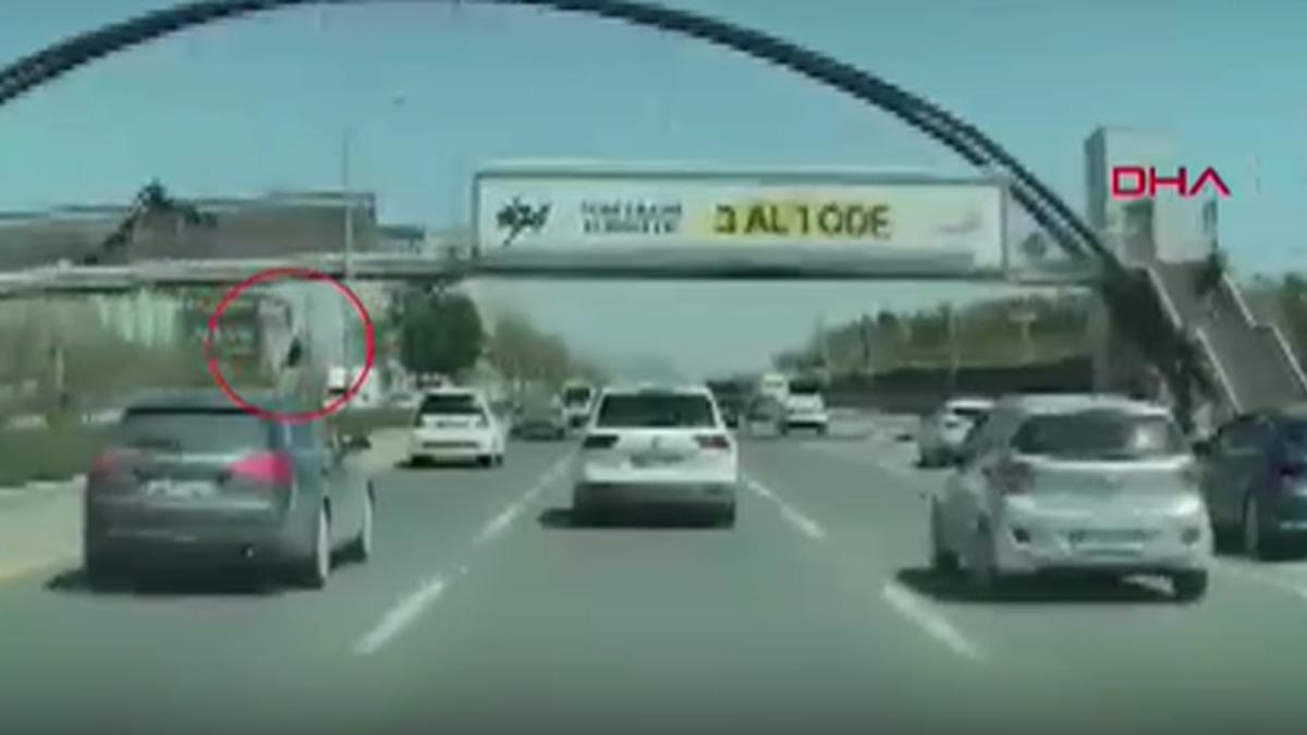 Ankara da feci kaza: Afiş asarken &uuml;st ge&ccedil;itten d&uuml;ş&uuml;p, otomobilin altında kalarak &ouml;ld&uuml; 3