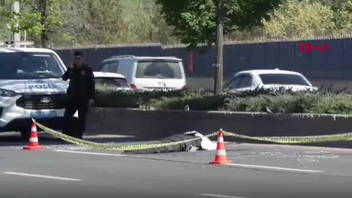 Ankara da feci kaza: Afiş asarken &uuml;st ge&ccedil;itten d&uuml;ş&uuml;p, otomobilin altında kalarak &ouml;ld&uuml; 4