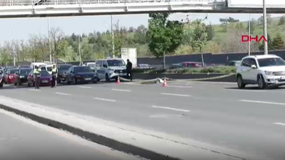 Ankara da feci kaza: Afiş asarken &uuml;st ge&ccedil;itten d&uuml;ş&uuml;p, otomobilin altında kalarak &ouml;ld&uuml; 5