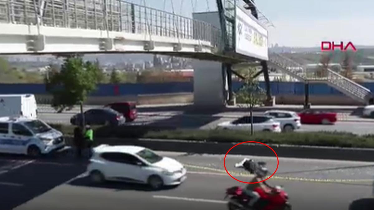 Ankara da feci kaza: Afiş asarken &uuml;st ge&ccedil;itten d&uuml;ş&uuml;p, otomobilin altında kalarak &ouml;ld&uuml; 6