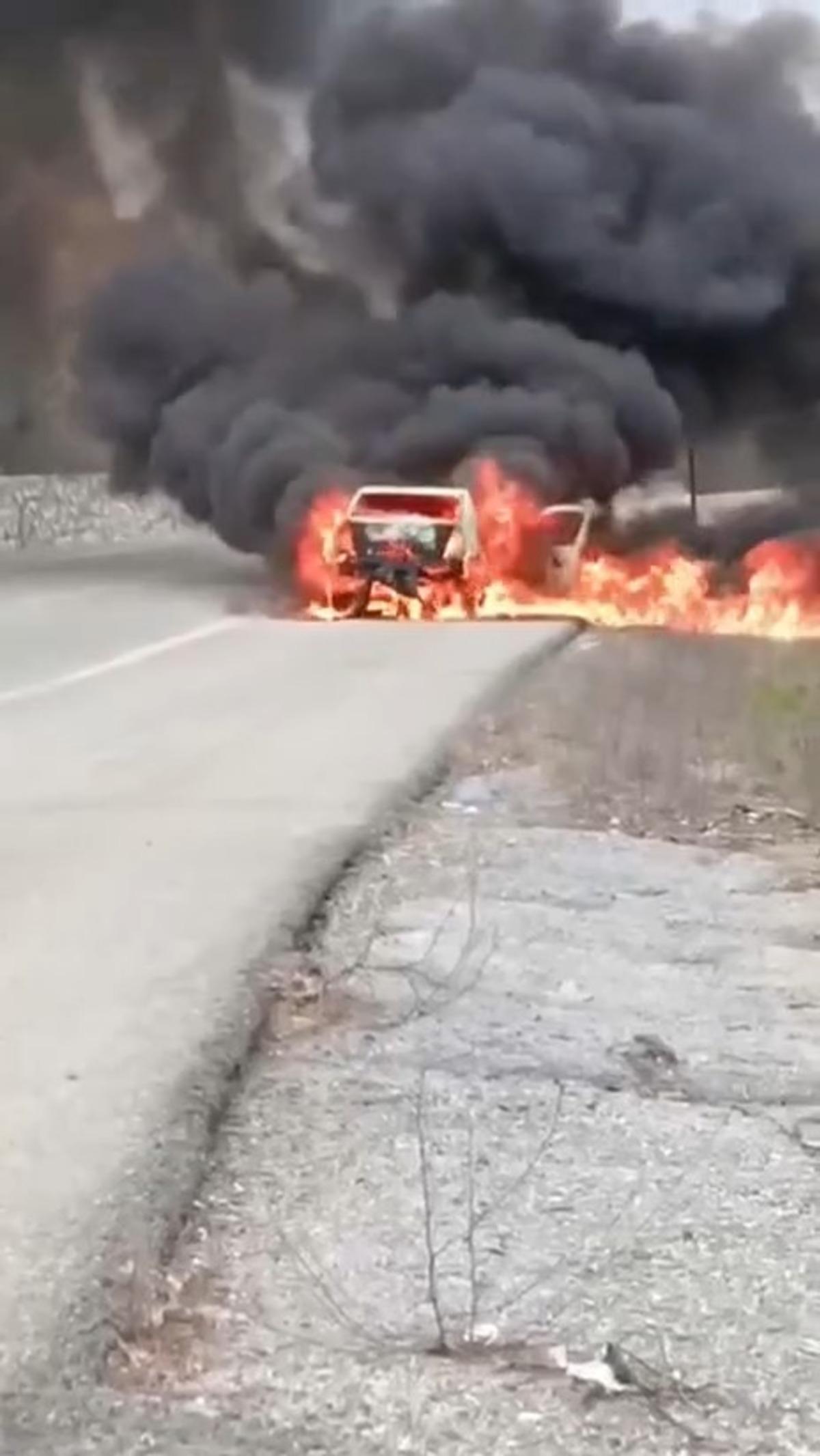 Kırklareli&rsquo;nde seyir halindeyken yangın &ccedil;ıkan ara&ccedil; k&uuml;le d&ouml;nd&uuml; 3