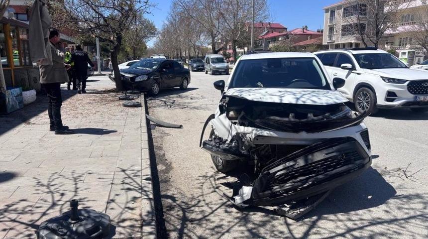 Erzincan&rsquo;da trafik kazası: 3&rsquo;&uuml; &ccedil;ocuk 6 yaralı