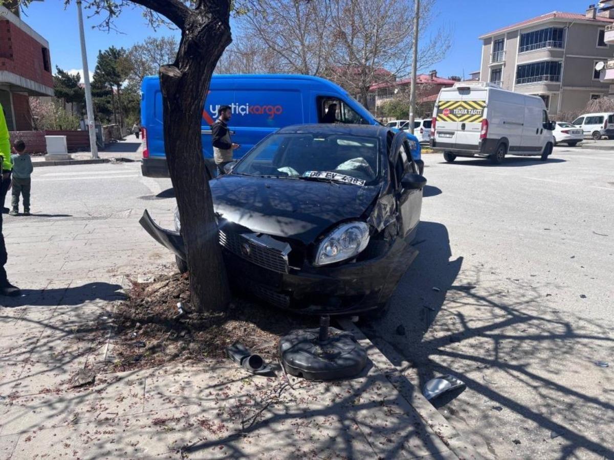 Erzincan&rsquo;da trafik kazası: 3&rsquo;&uuml; &ccedil;ocuk 6 yaralı 1