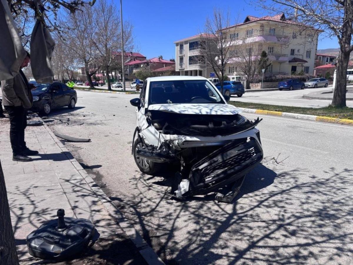 Erzincan&rsquo;da trafik kazası: 3&rsquo;&uuml; &ccedil;ocuk 6 yaralı 2