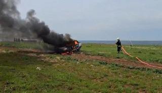 Gaz ka&ccedil;ağı bulunan otomobil alevlere teslim oldu