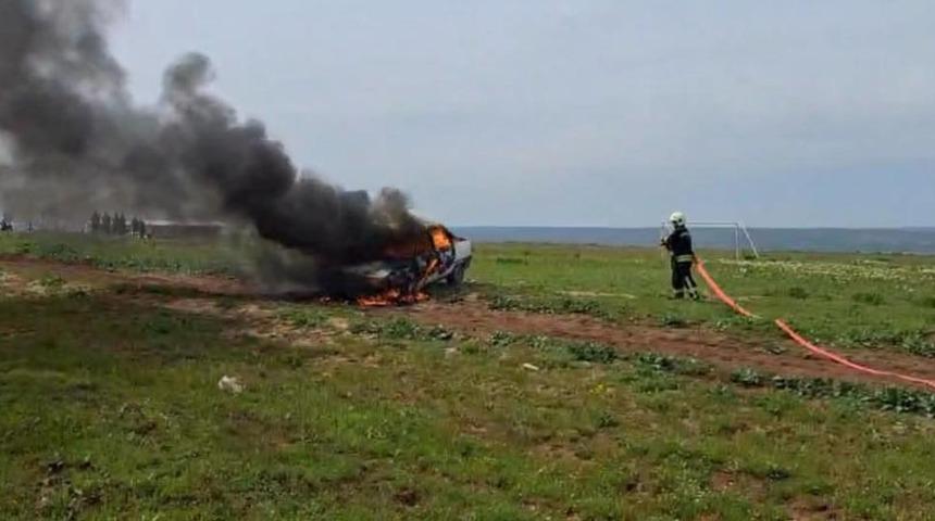 Gaz ka&ccedil;ağı bulunan otomobil alevlere teslim oldu