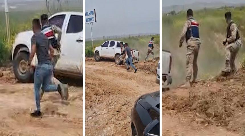 Suriye-T&uuml;rkiye sınırında, insan ka&ccedil;ak&ccedil;ılarıyla kovalamaca anı kamerada: 3 g&ouml;zaltı