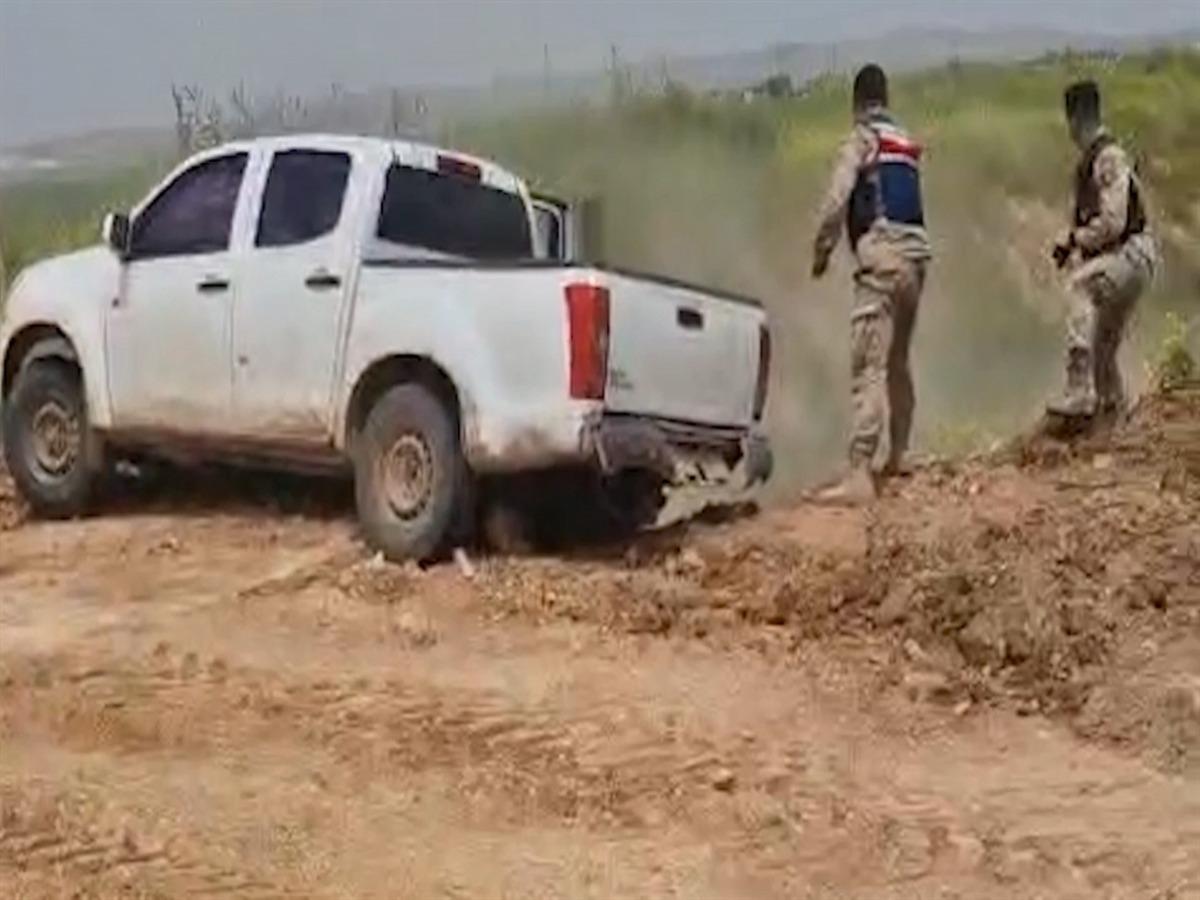 Suriye-T&uuml;rkiye sınırında, insan ka&ccedil;ak&ccedil;ılarıyla kovalamaca anı kamerada: 3 g&ouml;zaltı 2