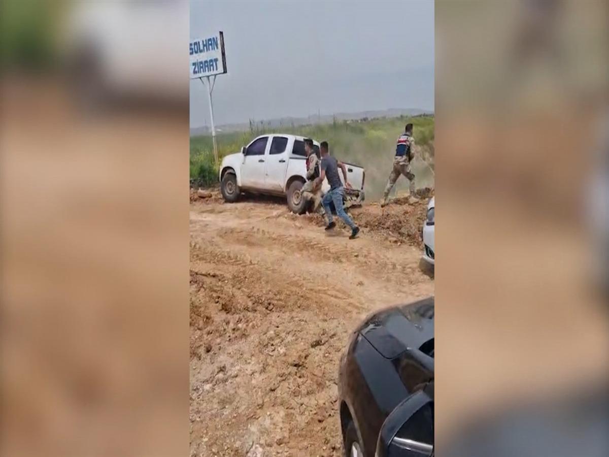 Suriye-T&uuml;rkiye sınırında, insan ka&ccedil;ak&ccedil;ılarıyla kovalamaca anı kamerada: 3 g&ouml;zaltı 4