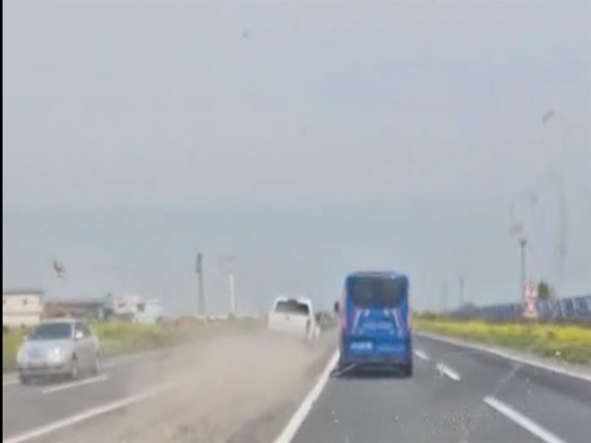 Suriye-T&uuml;rkiye sınırında, insan ka&ccedil;ak&ccedil;ılarıyla kovalamaca anı kamerada: 3 g&ouml;zaltı 7