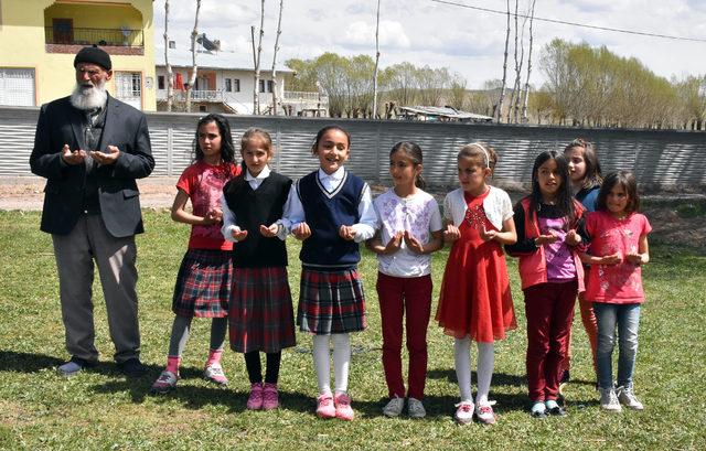 İlkokul öğrencileriyle yağmur duasına çıktılar