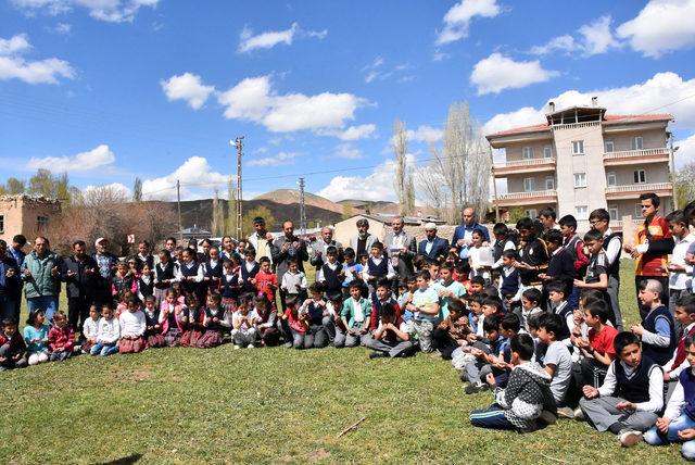 İlkokul öğrencileriyle yağmur duasına çıktılar