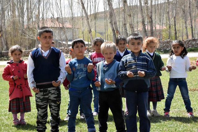 İlkokul öğrencileriyle yağmur duasına çıktılar