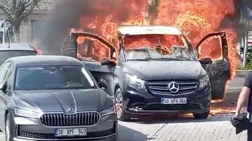 Nevşehir&rsquo;de seyir halindeki ara&ccedil; alev alev yandı, 3 ara&ccedil; zarar g&ouml;rd&uuml;