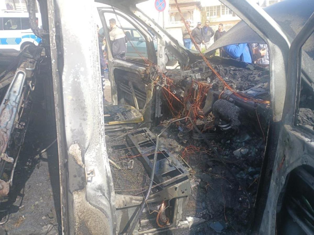 Nevşehir&rsquo;de seyir halindeki ara&ccedil; alev alev yandı, 3 ara&ccedil; zarar g&ouml;rd&uuml; 2