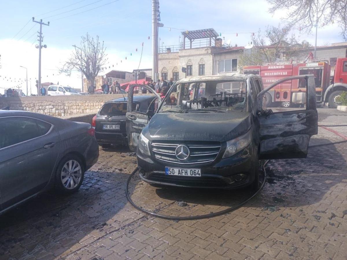 Nevşehir&rsquo;de seyir halindeki ara&ccedil; alev alev yandı, 3 ara&ccedil; zarar g&ouml;rd&uuml; 3