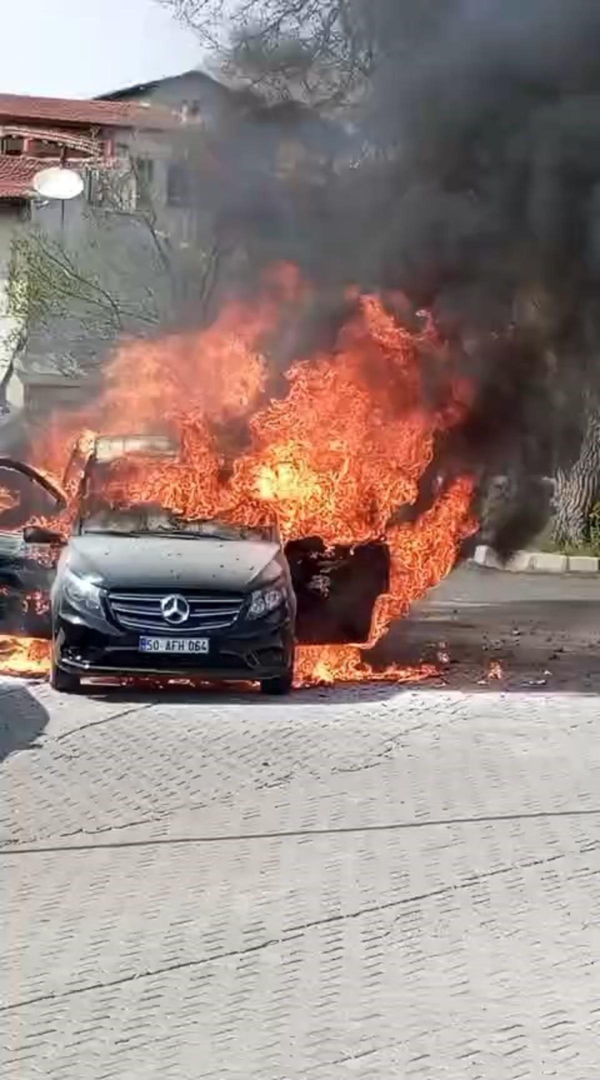 Nevşehir&rsquo;de seyir halindeki ara&ccedil; alev alev yandı, 3 ara&ccedil; zarar g&ouml;rd&uuml; 1