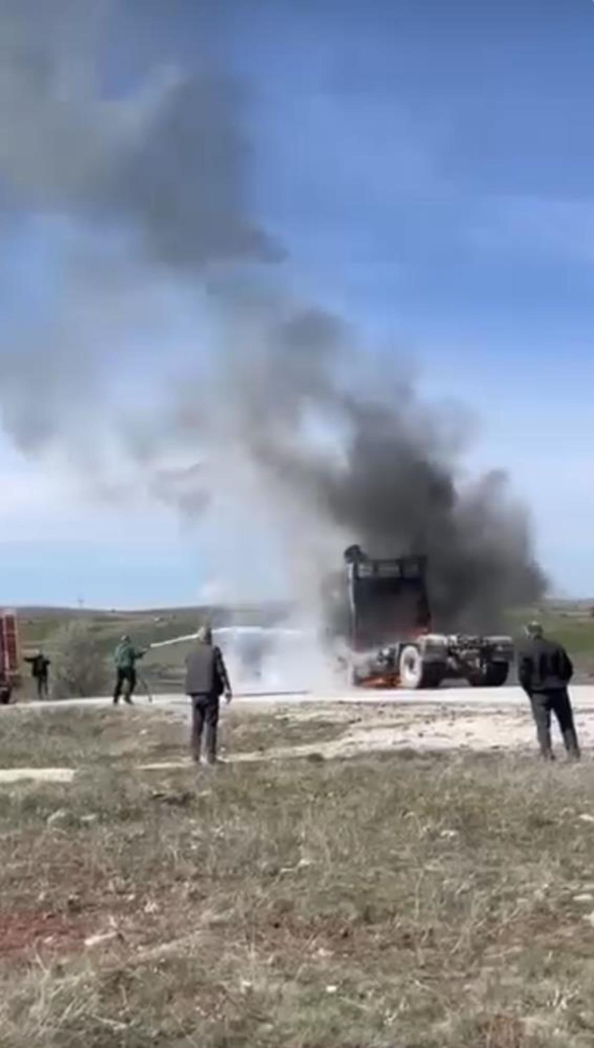 &Ccedil;ankırı da alevlere teslim olan tır k&uuml;le d&ouml;nd&uuml; 1